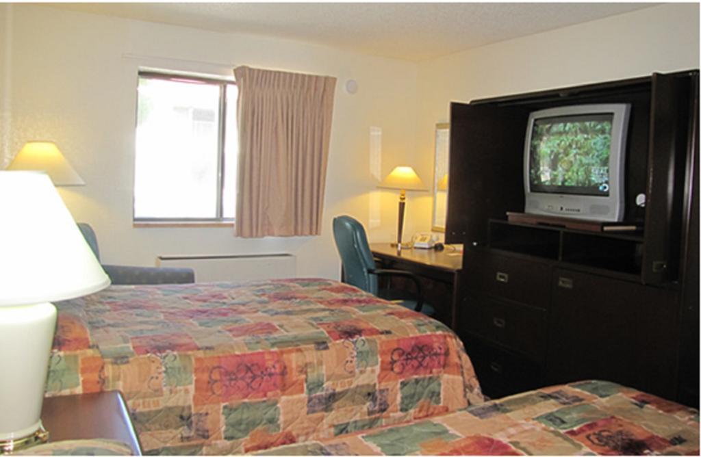 Super 8 By Wyndham Willows Hotel Room photo