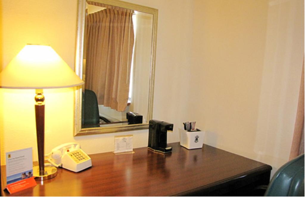 Super 8 By Wyndham Willows Hotel Room photo