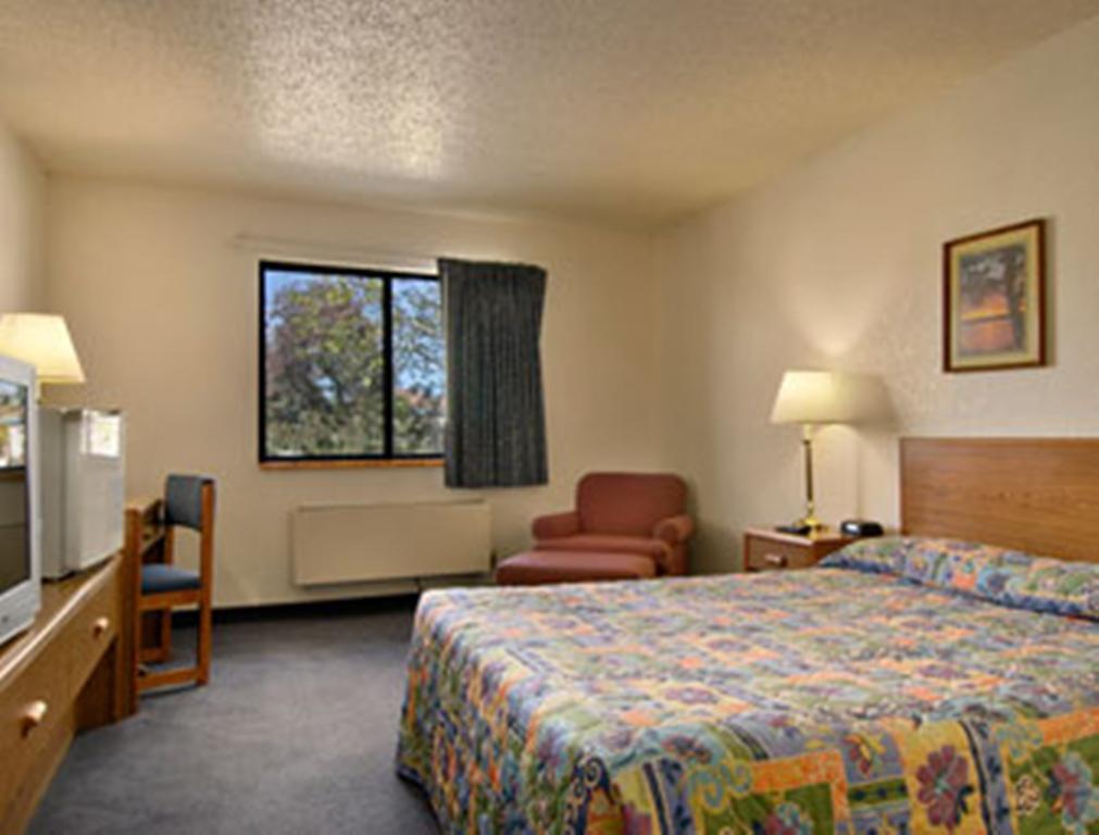 Super 8 By Wyndham Willows Hotel Room photo