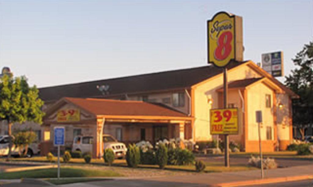 Super 8 By Wyndham Willows Hotel Exterior photo