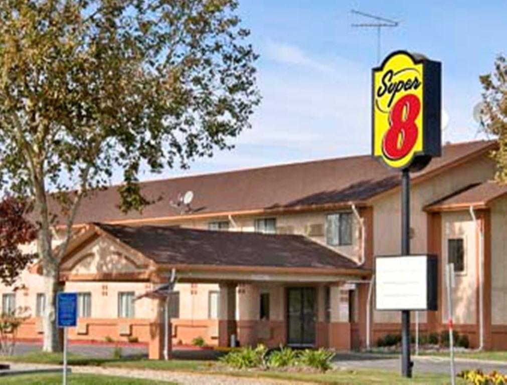 Super 8 By Wyndham Willows Hotel Exterior photo