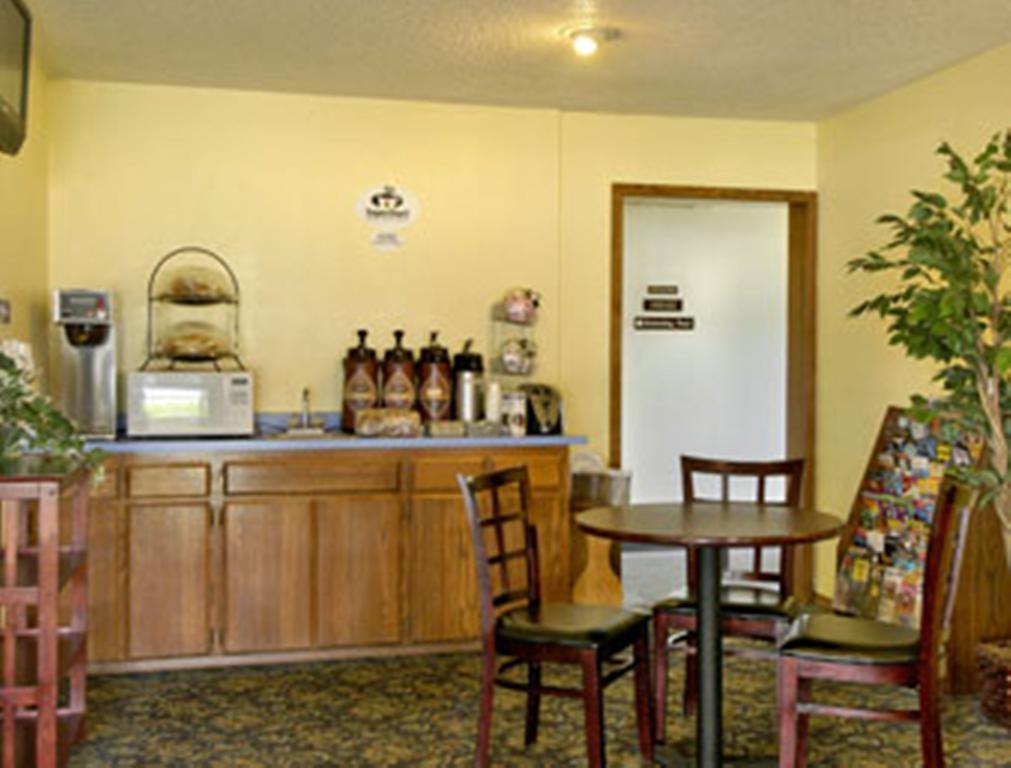 Super 8 By Wyndham Willows Hotel Restaurant photo